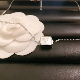 Collane di design con diamanti Pendenti con lettere Uomo Donna Marca Collana girocollo in cristallo Catena in acciaio al titanio placcato oro 18 carati Gioielli Matrimonio Compleanno Festa Regali