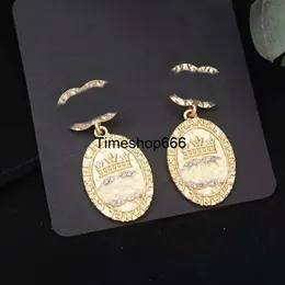 Pendientes de tuerca de corona de estilo de lujo chapados en oro de alta calidad para mujer Pendientes de diseñador de alfabeto clásico Joyería Regalo de boda para mujer S925 Aguja de plata