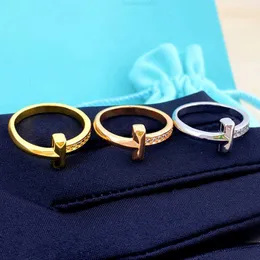 Anillos Joyería t Moda en forma de T Diamante con incrustaciones de titanio Anillo de acero Mujer Minoría Diseño Grado Simple Incoloro Pareja OHQQ