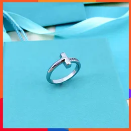 Anéis jóias t moda em forma de t diamante incrustado anel de aço de titânio feminino minoria design grau simples casal frio c2qp