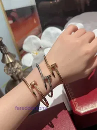 Modne bransoletki Carter na sprzedaż 18K Rose Gold Gruste wąska bransoletka paznokci V Para mosonitu Personalizowane diamenty mają oryginalne pudełko