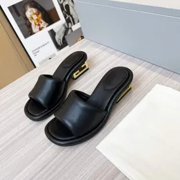 Famoso marchio Women Sandals Baguette Pump Italia Italia Luxury Futto grosso tallone Slingback nero Designer in pelle in pelle casual Muller mezzo rimorchio Slides Highs tacchi scatola UE 35-42