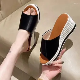 Terlik Kadın Kama Platformu Yüksek Topuklu Flip Flips Ayakkabı Yaz Sandaletleri 2024 Açık Ayak Parçaları Slingback Femme Pompaları Zapatos