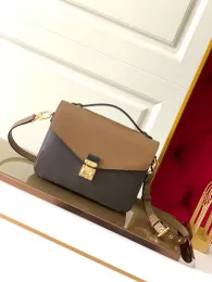 고품질의 Pochette Met Bag Designer Prescyopic Shoulder Handbag New Fashion Version Lady Genuine Leather Messenger Bags 지갑