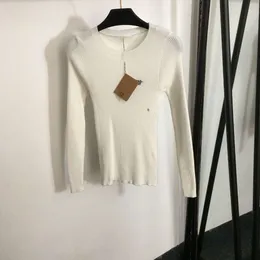 Camiseta feminina de malha com estampa no peito com cor limpa, alta elasticidade simples, suéter de malha de manga comprida justo e justo como base, top