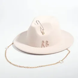 Chapeau Fedora avec lettres de luxe pour femmes, décor de chaîne en métal, casquettes d'église de fête Jazz, 240102