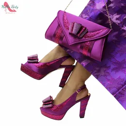 Специальный дизайн, комплект женской обуви и сумки пурпурного цвета, высококачественные сандалии с пяткой на пятке и аппликацией для свадьбы 240103
