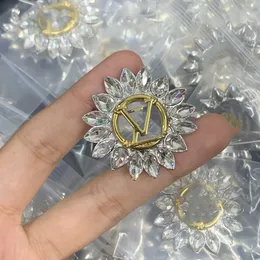 Commercio all'ingrosso Designer di marca Lettera L Pin Spilla Moda Famoso luis Perla Coppie di lusso vuttonity Individualità Strass Suit Pin Accessori di gioielli kl10g