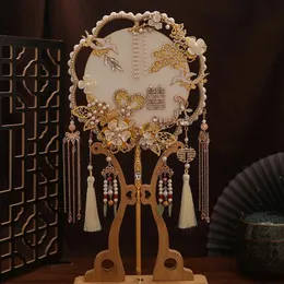 Długie uchwyt Fan Bride Styl Antique Chinese Wedding Decoration Luxury Fan Kreatywne produkty weselne Prezent 240104