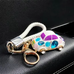 Creative Rhinestone Harts Car Model Keychain Metal Söt par Bag Pendant Presenttillbehör Partihandel Charm 240104