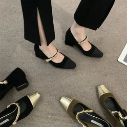 ماري جين أحذية فرنسية على الطراز الفرنسي ربيع سوداء عالية الكعب الصنادل سميكة مربعة أصابع القدمين مطابقة النعال 240103
