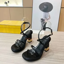 Designer High Heels Woman Scarpe da donna Summer's Women's Fashion Edition coreano Internet Fendilies Populari Fendilies Women's Cross Tie Rettangular Tach Women's Sandals