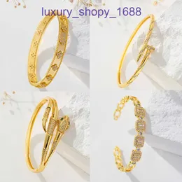 Bracciale di design classico di nuova marca di pneumatici per auto Bracciale a forma di serpente femminile dorato quadrifoglio intarsiato chiodo zircone Avere scatola originale