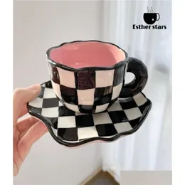 Conjuntos de café pintados à mão canecas de cerâmica personalizado tabuleiro de xadrez design original xícara de café pires para chá leite presentes criativos handl dhmwy
