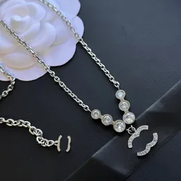 Silver Diamond Neckalce Designer Pendants Märke bokstav 18K Guldpläterad triangelhänge rostfritt stål Neckkedjor män kvinnor bröllop smycken gåvor