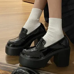 Готические туфли-лодочки на высоком массивном каблуке для женщин, весенние лакированные кожаные лоферы на платформе, женские черные туфли в стиле Лолиты на толстом каблуке Jk 240103