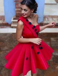 2024 빨간색 섹시한 짧은 무도회 드레스 One Shourther A 라인 3D 꽃 새틴 저녁 공식 가운 홈 커밍 로브 드 소리에