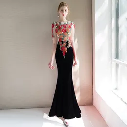 2024年の花嫁ドレスの黒い赤い人魚新しいセクシーなチュールプラスサイズの花groom母親ウェディングパーティーガウン