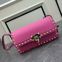 Rockstud tasarımcı crossbody çanta gerçek deri moda mektupları altın donanım düz perçin flep omuz messenger çantaları lüks el debriyaj