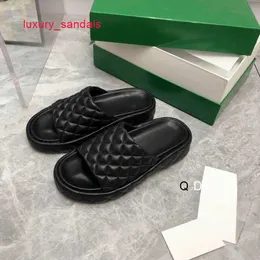 Herr designer sandaler botteg venetas vadderade läder tofflor unisex stor storlek tofflor för kvinnors 23 sommar nya tjocka sulasoliska pläd sandaler hbk2