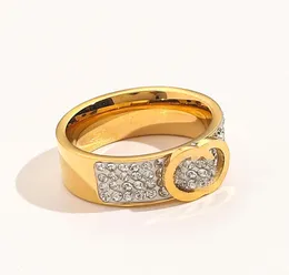 Diseñador de marca Carta Anillos de banda Mujeres 18K Chapado en oro Incrustación de cristal Rhinestone Acero inoxidable Amor Suministros de joyería de boda Ri1396070