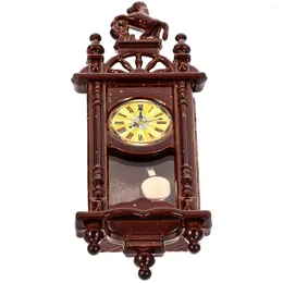 Orologi da parete Mobili Piccolo orologio a sospensione Modello decorativo Mini per bambini Giocattolo Minicasa ornamentale in legno Desktop divertente per bambini