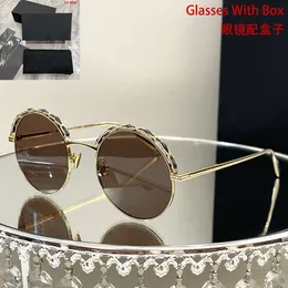 Homens e mulheres Designer Premium Sense CH Vintage Rodada Premium Sense Holiday Sunglasses C Colar de couro de metal feminino Proteção UV Óculos de sol de viagem 2024