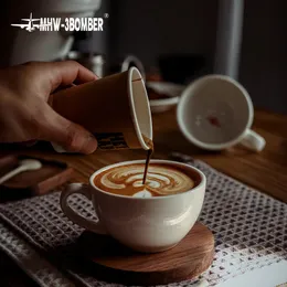 MHW3BOMBER 280ml ESSPRESSO CUP SAUCER SPOON CERAMIC TEA MUGS 세트 홈 키친 액세서리 커피 애호가를위한 크리스마스 선물 240104