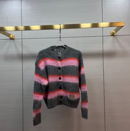 Alexa 2024New Mohair 줄무늬 가디건 스웨터 여성 디자이너 옷 고품질 여성의 새로운 스웨터 출산 외부웨어 생일 선물