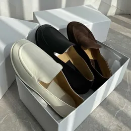 Minimalistische Damenschuhe im Kendou-Stil aus Kalbsleder mit runder Spitze und flacher Sohle, bequemer Einstieg, Loafer können sein