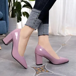 Spetsiga sandaler Spring Toe Patent Leather Tjock High Heeled Work Shoes Plus Size Matching Bankettklänning Grunt Mouth Women s