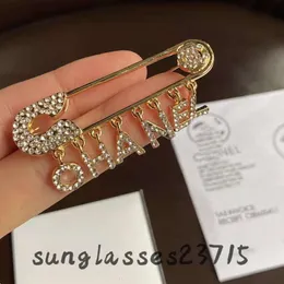 Luxury Women Designer Brooch Brand Letter Brooches 18K Gold Plated Inlay Crystal Rhinestone Jewelry Men Broche Charm Pearl Pins Broches jewlery