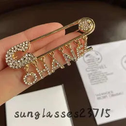 Spilla di design da donna di lusso Spilla con lettera di marca Placcato oro 18 carati Intarsio di cristallo con strass Gioielli Uomo Broche Fascino Perni di perle Spilla gioielli