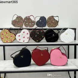 Designer Spring New Classic Colorful Handheld Love Bag Fashionable Popular Letter Heart Shaped One Shoulder Crossbody Womens Bag Trend 28 Färger