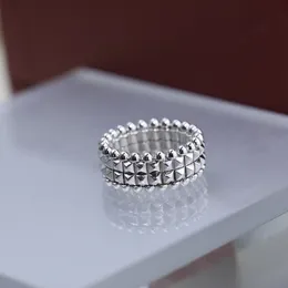 Lyxsmycken S925 Sterling Silver Rivet bred ring med dubbla skiktnitar mångsidiga för män och kvinnor, koreansk version Fashionabla och elegant tre färg full