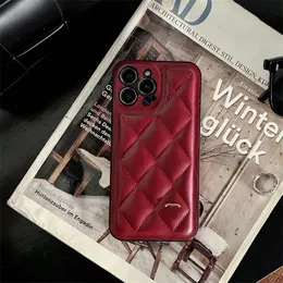 حالات الهاتف المصمم iPhone 15 Plus 13 12 14promax 11 Promax 15Promax Red Luxury Leather Metal Lettering for Boys and Girls Gold Lettering for Shockproof Phone Cases