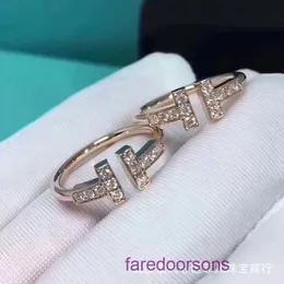 Top original Tifannissm Anillo para mujer tienda en línea Anillo completo de oro genuino y diamante de cuerpo completo con doble T con apertura para parejas exquisitas Tener caja original