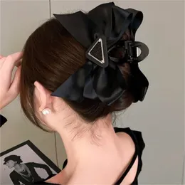Klassisk triangelbokstäver Claw Clip Bowknot Girls Barrettes Luxury Designer Hair Clip Högkvalitativ presenthårtillbehör Vintage Style Headwear