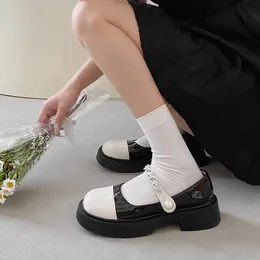 Płaskie czarne buty dla kobiet mokasyny z futrzanymi swobodnymi sneakerami jesienne Oxfords okrągłe palce u nogi damskie obuwie British S 240104