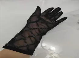 Lange Spitze Braut Braut Handschuhe Hochzeit Handschuhe Kristalle Hochzeit Zubehör Spitzen Handschuhe für Bräute fünf Fingerlose Handgelenk1959379