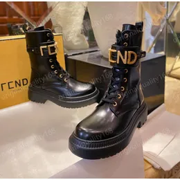 Designer Nero Grande logo in metallo Martens Stivali Locomotiva Stile Lusso Donna Uomo Scarpa in pelle Metallo dorato F Lettera Moda Scarpa estiva Pelle di vitello Qualità originale