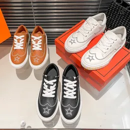 Designer varumärke stjärna äkta läder sneakers brev lyx mode kvinnor små vita skor hög kvalitet svart vit avslappnad sneaker