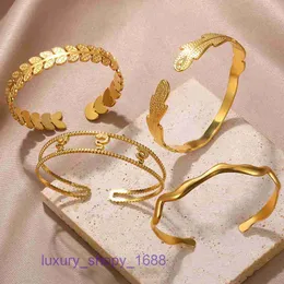 Designer Jóias Carro Tiress Pulseiras Clássicas Pulseiras Para Mulheres e Homens Novo Aço Inoxidável Loop Aberto Em Forma de Coração Pulseira Feminina Oca Com Caixa Original