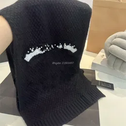 Women Designer Coco Wool Scarf Luxury Black Clour 160508 Fashion Pearl Outdoor Winter Wear Design Outdoor Sport Classics High Quality Skiint New 2024 New New