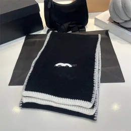 Luxury Women Designer 160509 Coco Wool Scarf Black Clour Fashion Pearl Outdoor Winter Wear Design Outdoor Sport Classics High Quality Skiint New 2024 NYTT