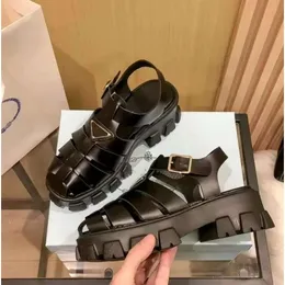 Monolith Foam Rubber Sandals مصمم صندل نسائي منصة الصياد Slides مثلث النعال المعدنية الرجعية الشاطئ