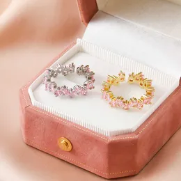 Designer Advanced Pink Zircon Diamond for Women Japan och Sydkorea unik design Personlig mode fyrkantig äggformad ring