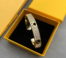 Damen Deisgners Love Bracalet Schmuck Armbänder für Frauen Goldfarbe mit Buchstaben Designer Diamanten Marke Edelstahl Armreif Braccia4767104