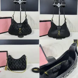 Lüks Miui Gezin Matelasse Arcadie Tasarımcı Koltuk Çanta Strap Strap Womens Mektup Düzgün Kabartma Debriyaj Crossbody Omuz Çantaları Ayna Kalitesi Kalıcı Hobo Tote Çanta