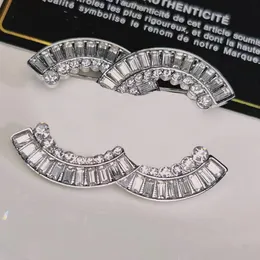 Spilla con lettera di alta qualità Spilla Varie celebrità Donne Spilla con diamanti Spilla di design di marca Spille con perle Materiale in rame Accessori donna per la cena